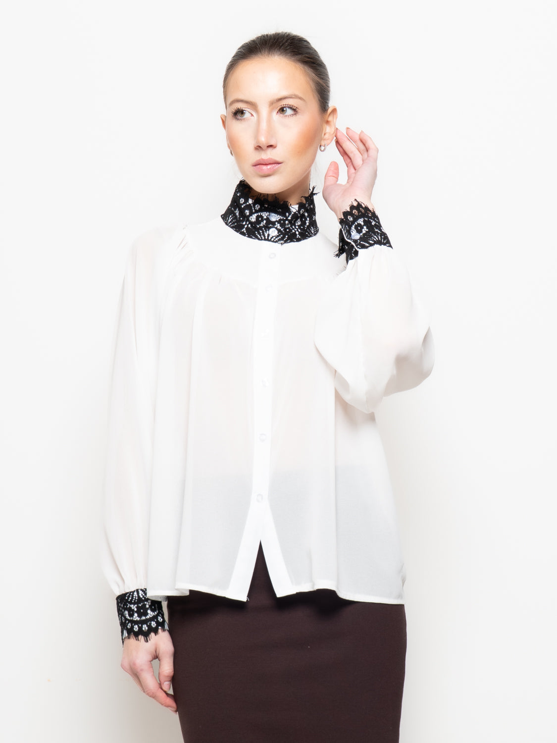 Camicia con pizzo a contrasto