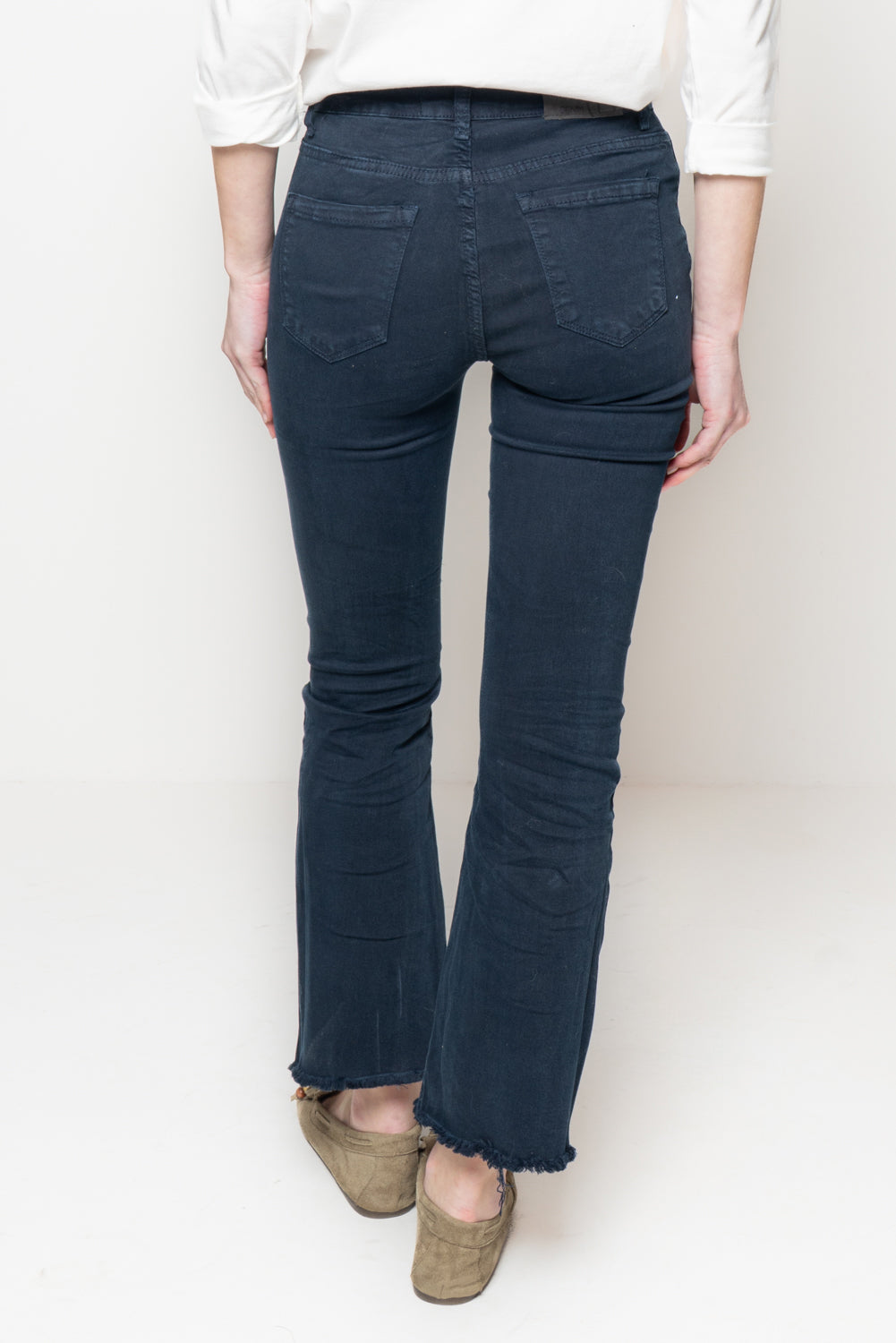 Pantalone flair crop sfrangiato