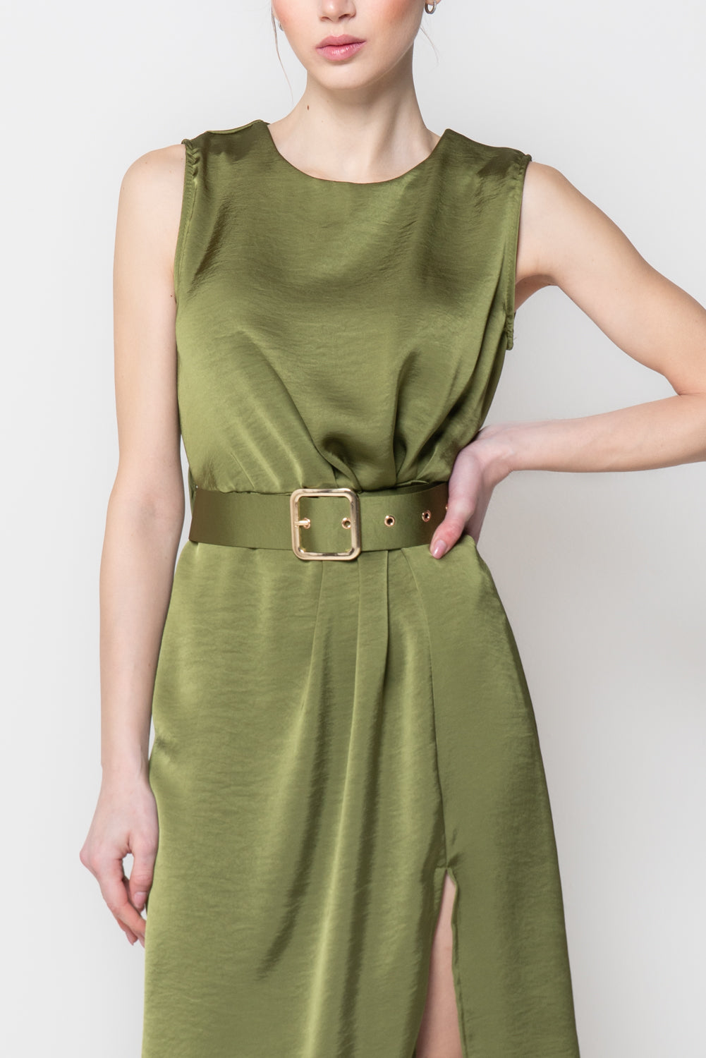 Abito in satin con rifiniture in pizzo