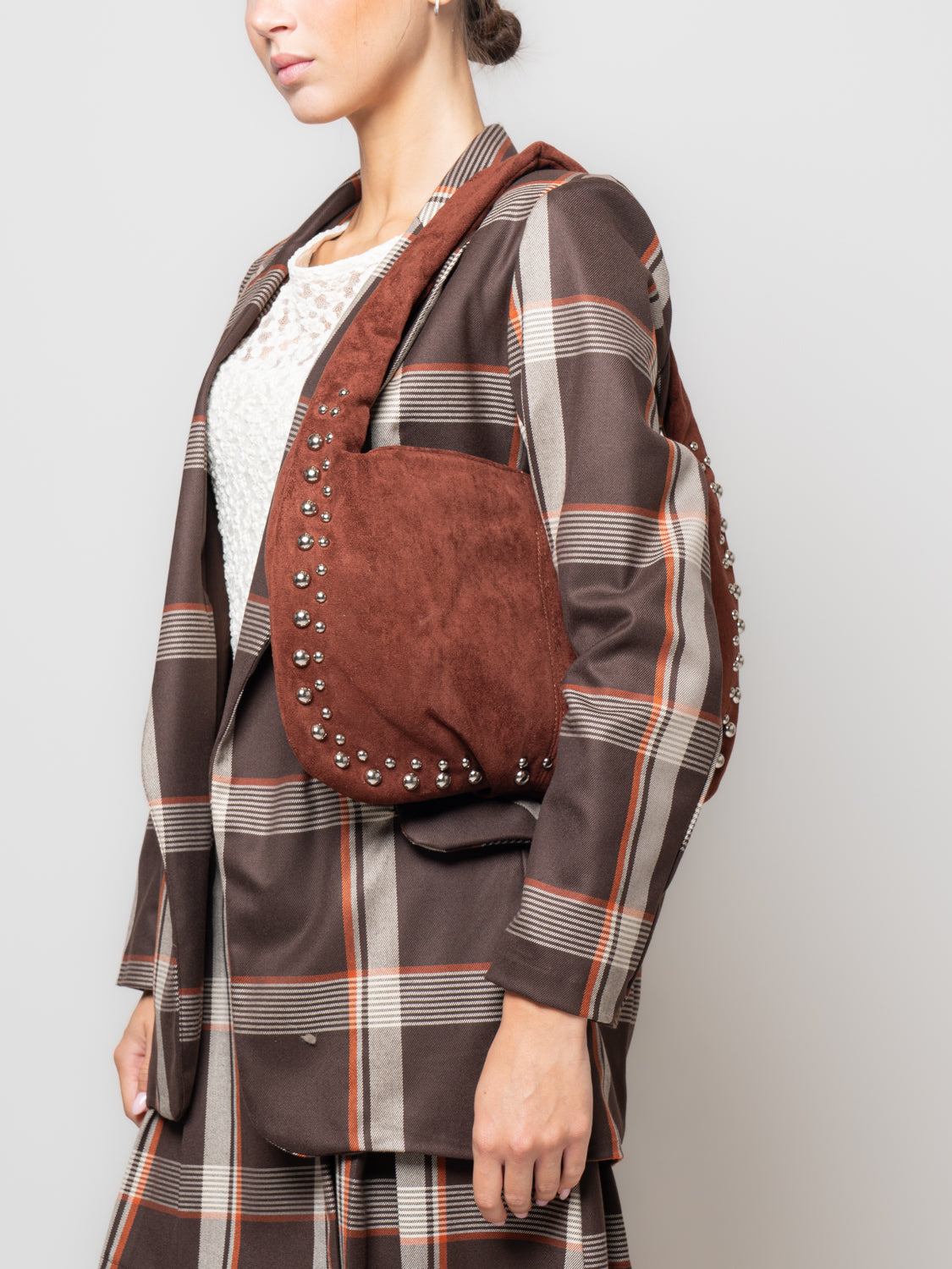 Borsa a spalla con borchie