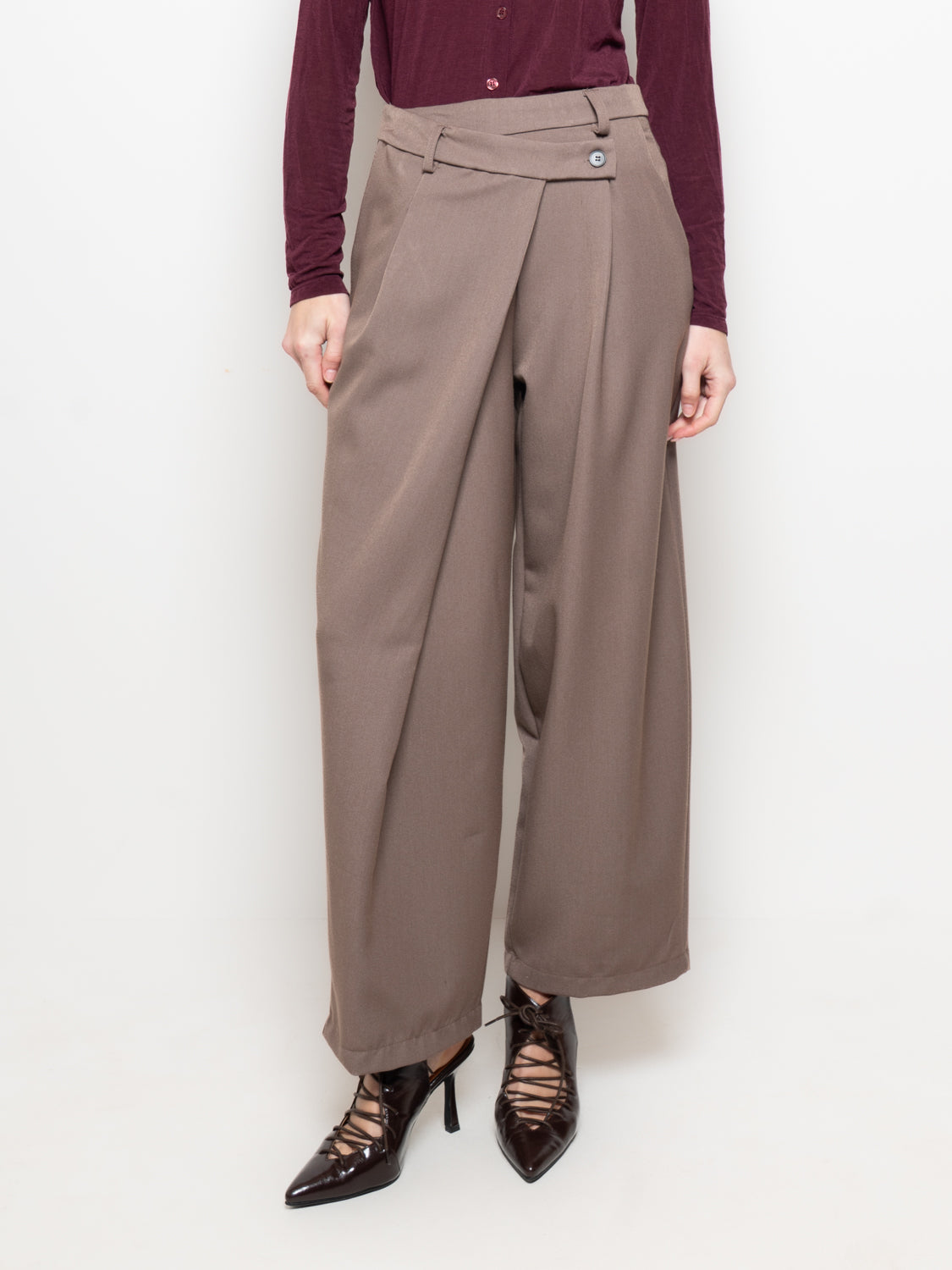 Pantalone baggy con effetto incrociato