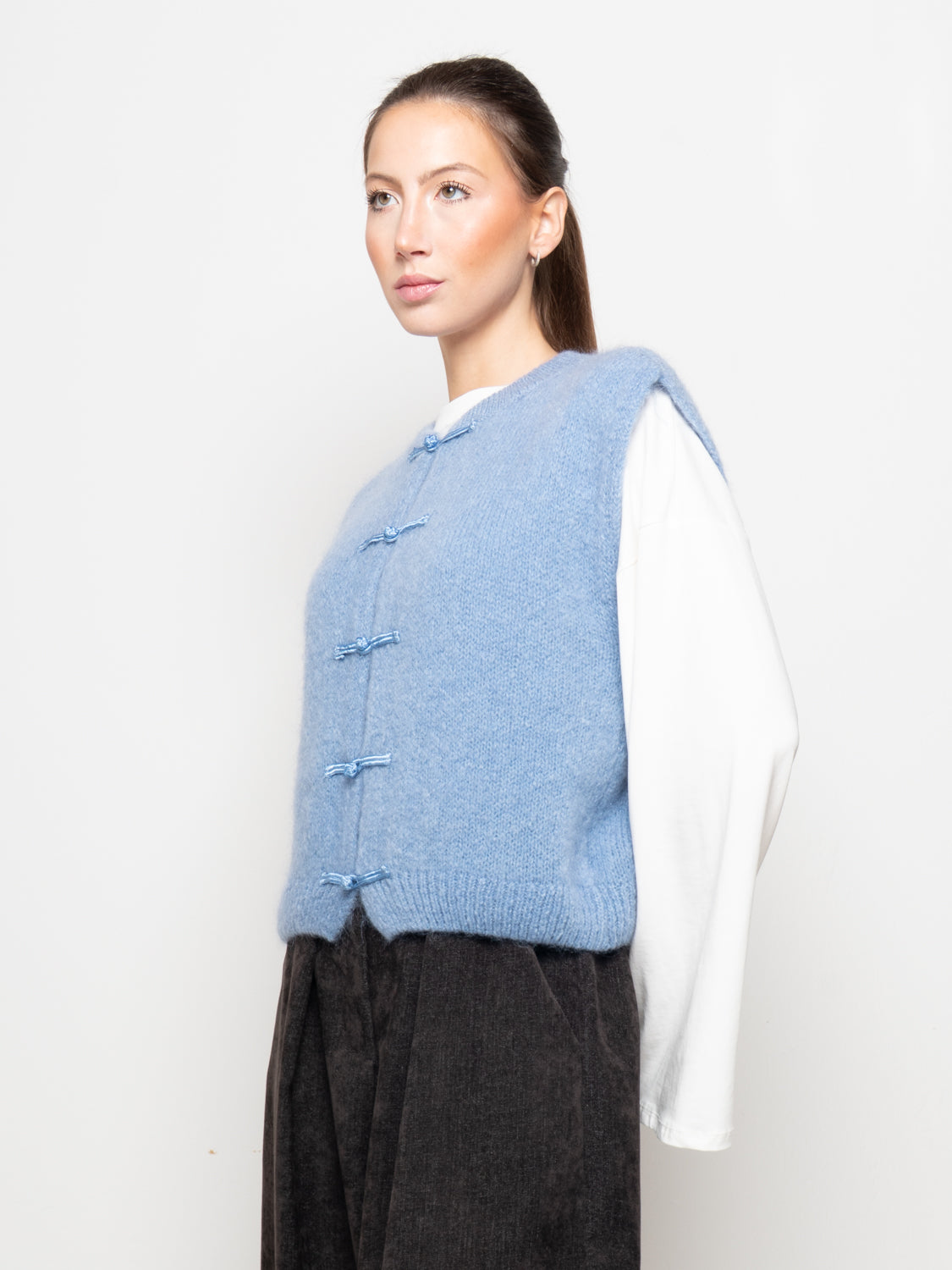 Gilet smanicato in maglia con chiusura a nodi