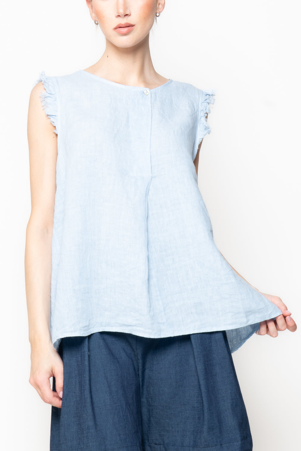 Top in lino con bugia