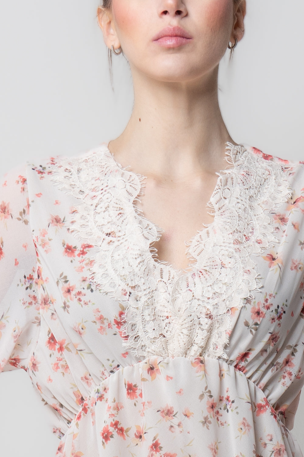 Abito Mini Floreale con Scollo in Pizzo