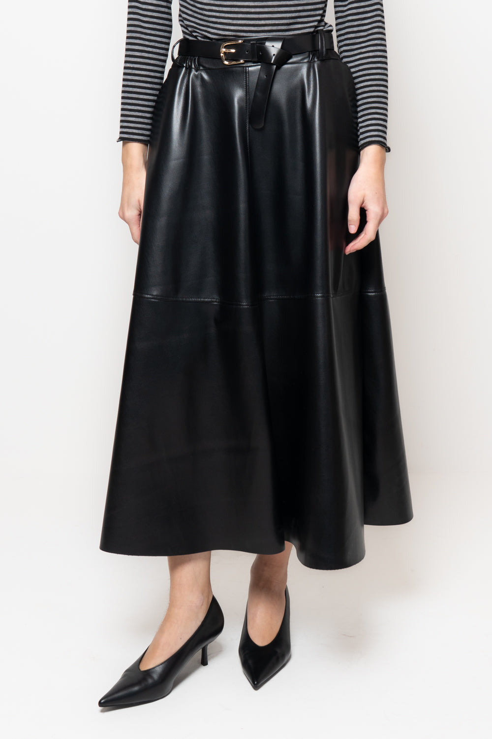 Gonna in ecopelle con cuciti frontali