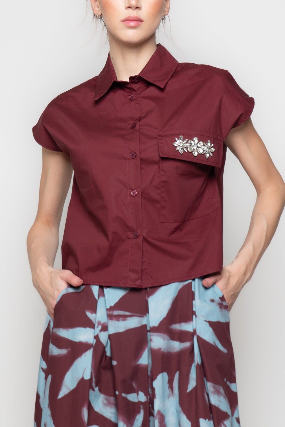 Camicia Smanicata con Dettaglio Gioello
