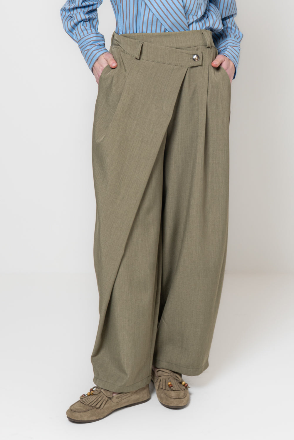 Pantalone baggy con bottone storto