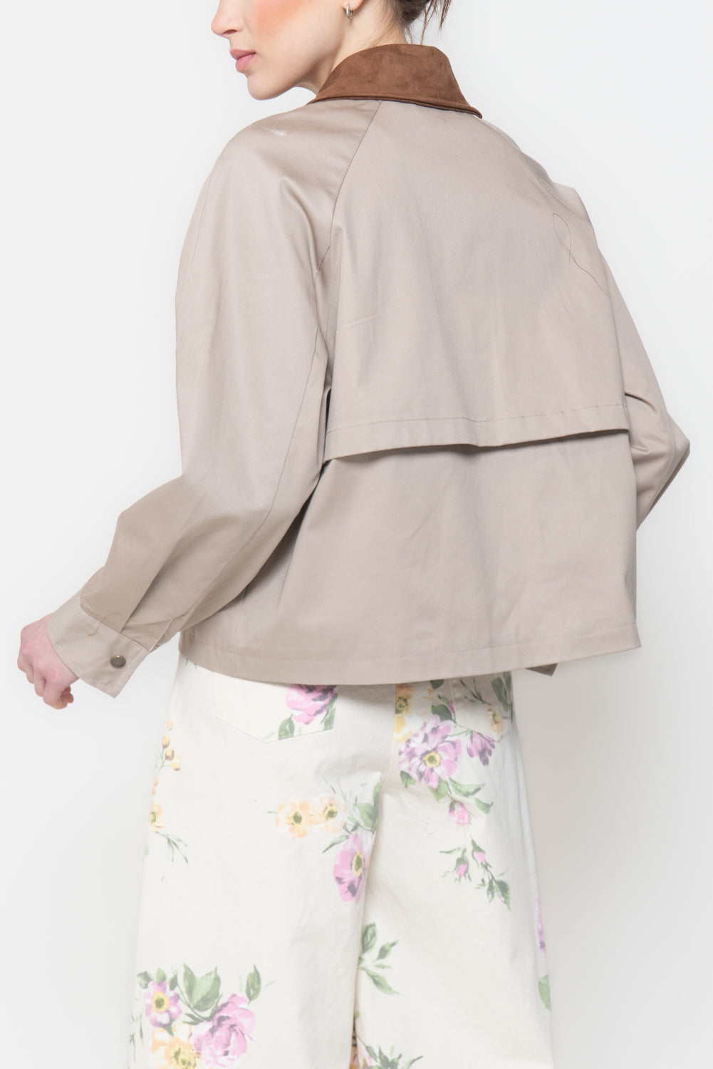 Giacca Crop Strutturata con Colletto a Contrasto