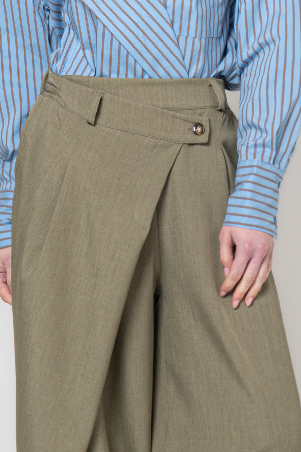 Pantalone baggy con bottone storto