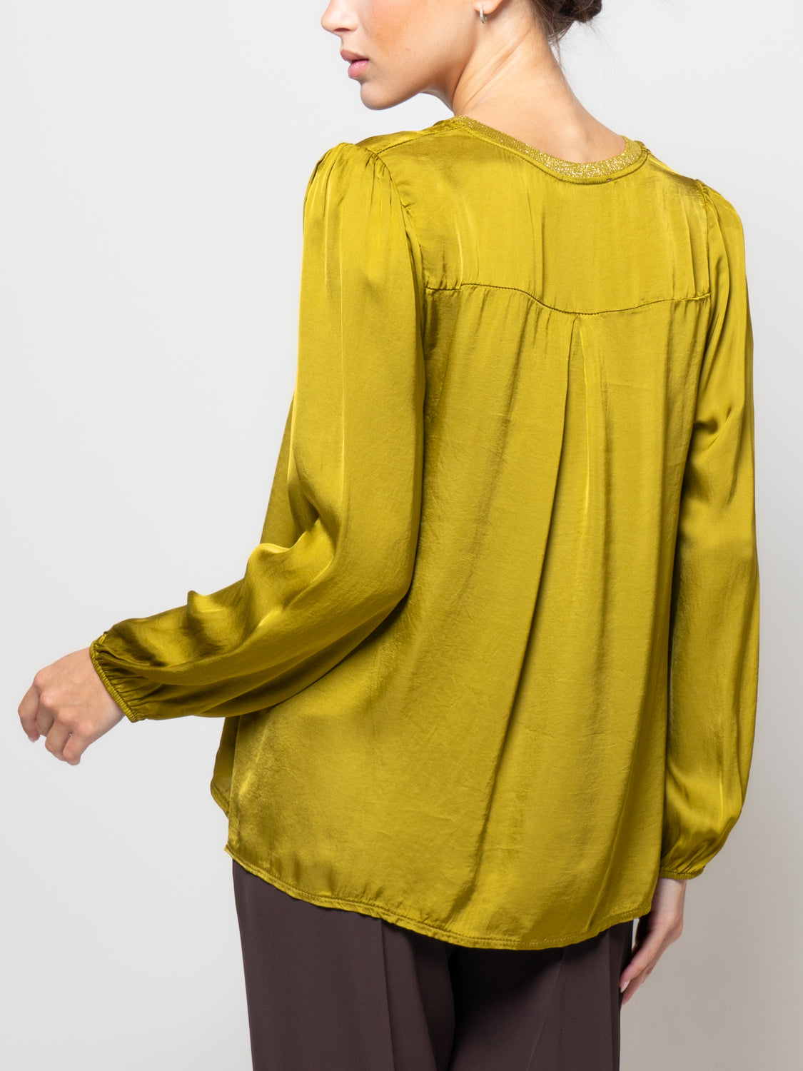 Blusa in satin con scollo a V