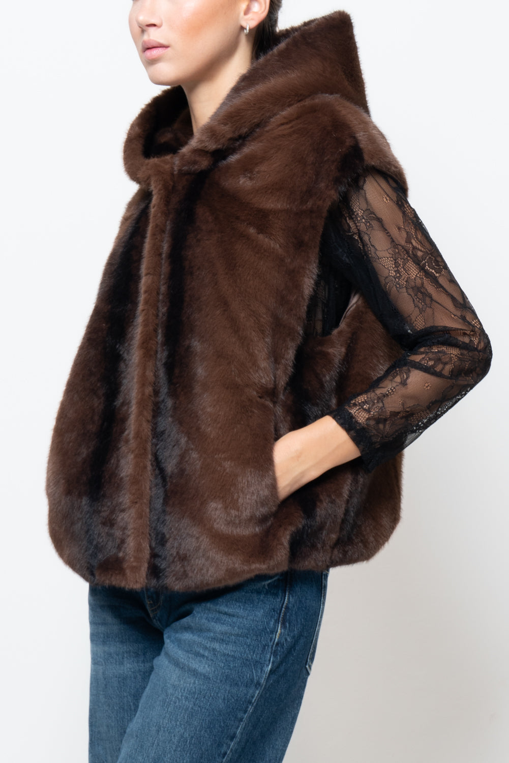 Pelliccia smanicata con cappuccio