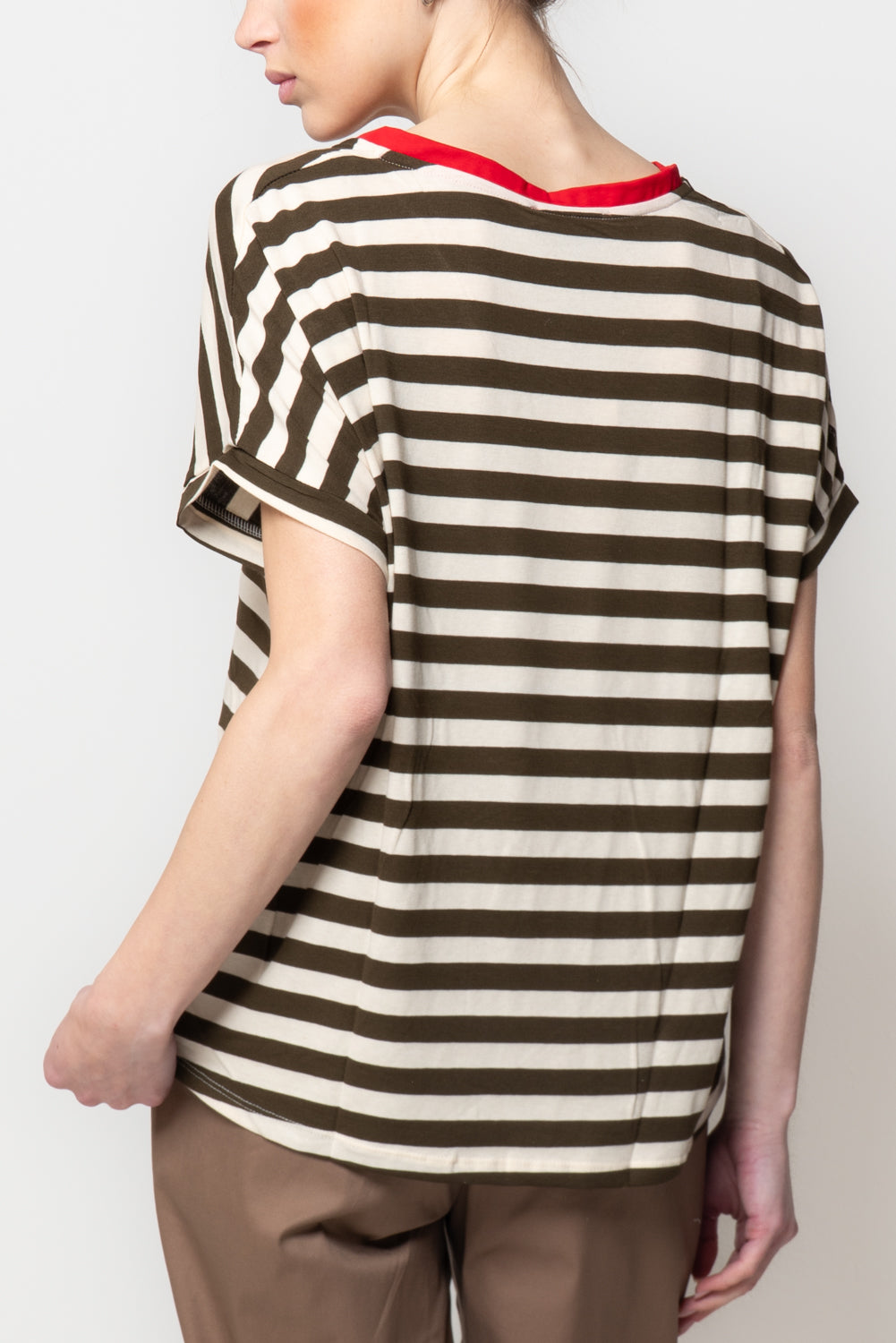 T-shirt a righe scollo a V