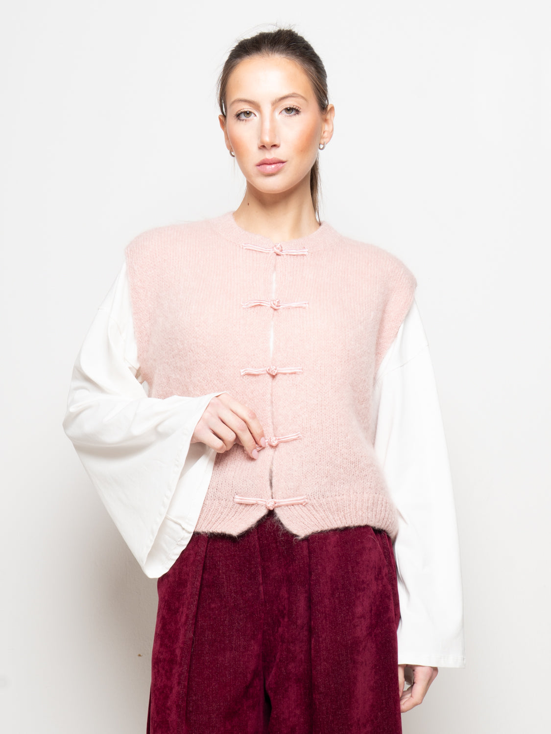 Gilet smanicato in maglia con chiusura a nodi