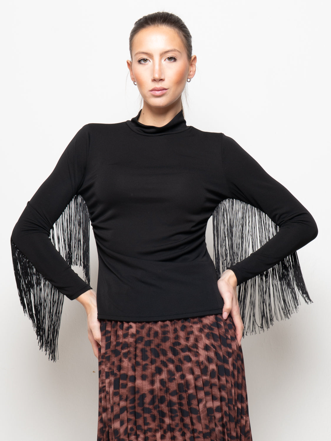 Top collo alto con frange laterali
