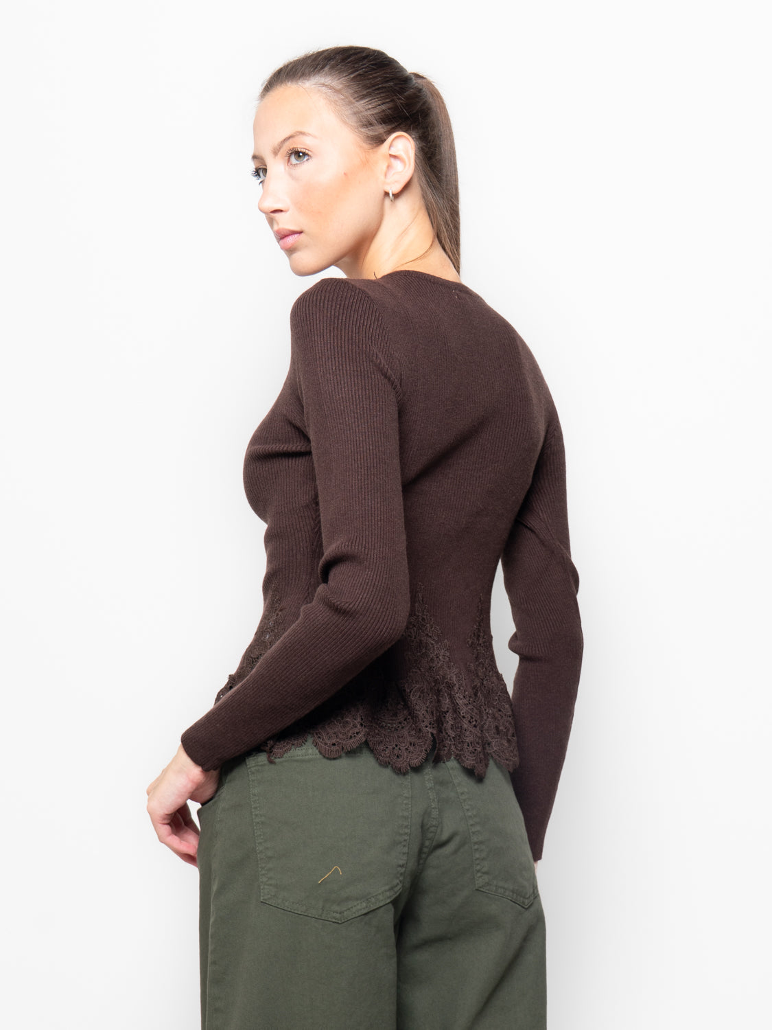 Maglia a costine con balza in pizzo