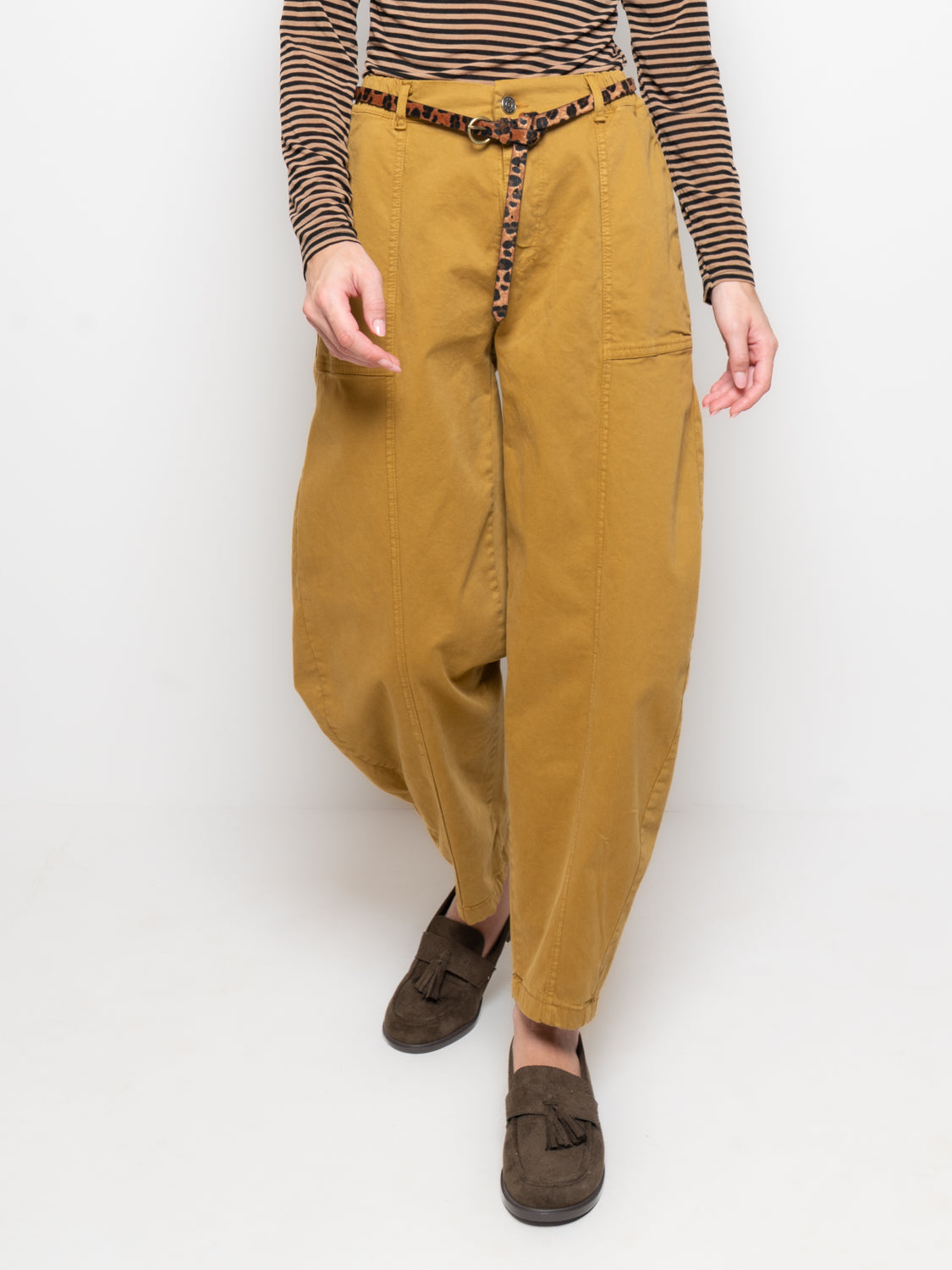 Pantalone cargo con cintura in fantasia animalier