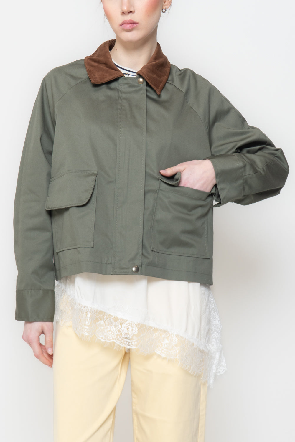 Giacca Crop Strutturata con Colletto a Contrasto