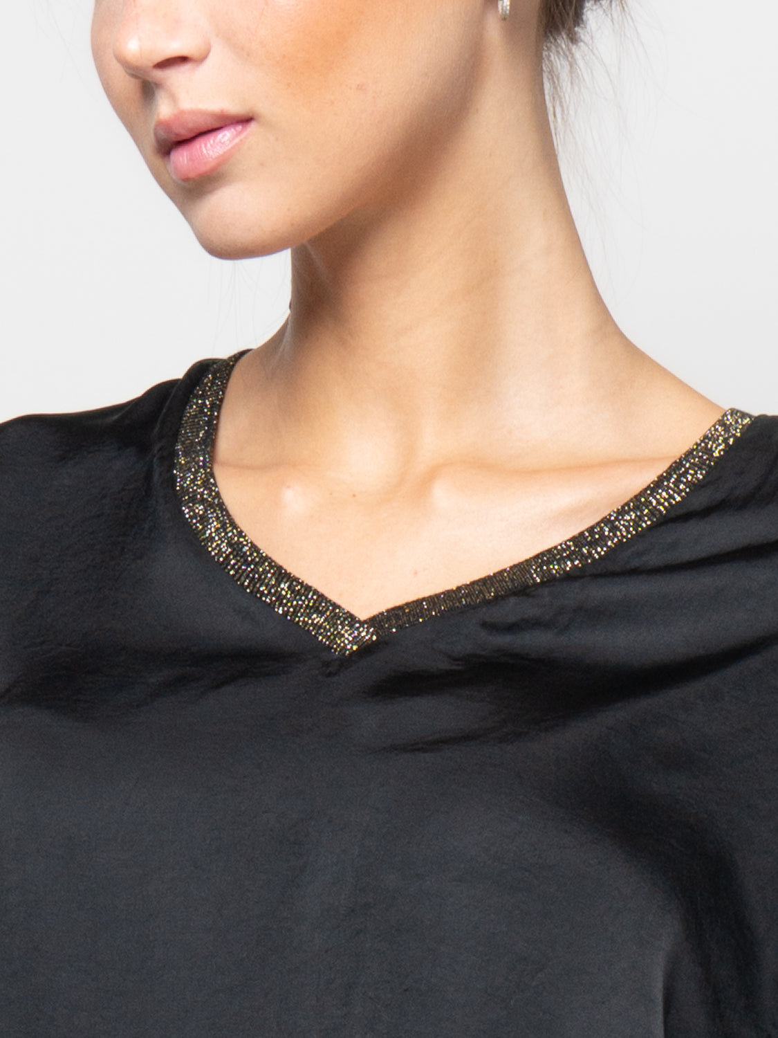 Blusa in satin con scollo a V