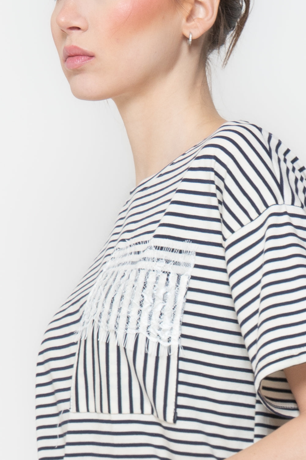T-shirt a Righe con Dettagli in Pizzo