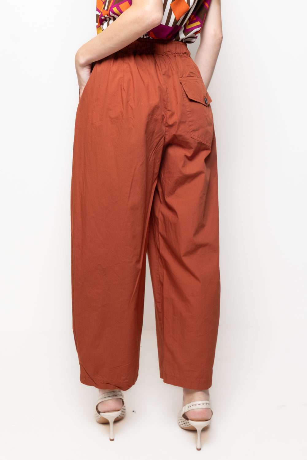 Pantalone barrel con maxi tasca