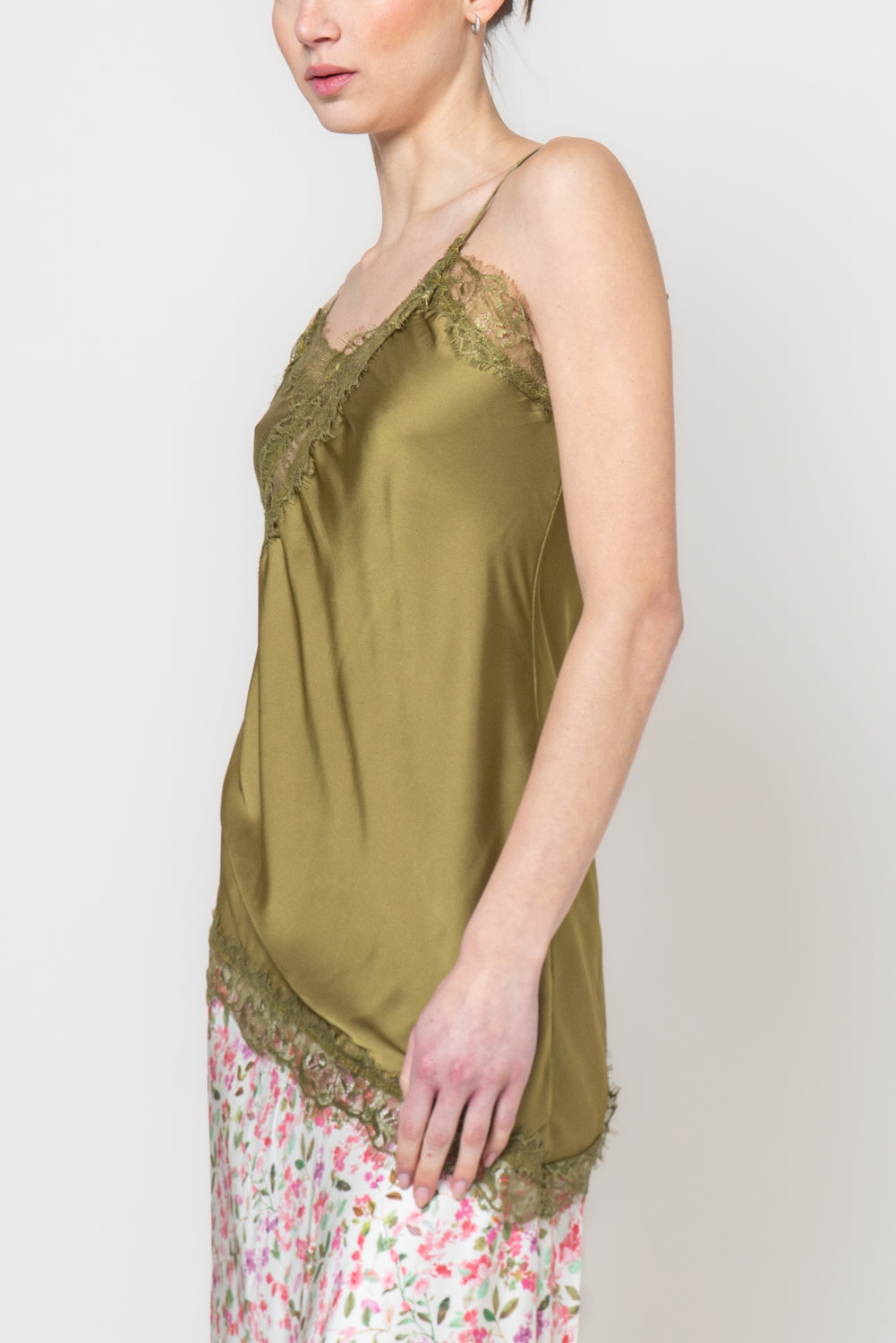 Top satin con profili in pizzo