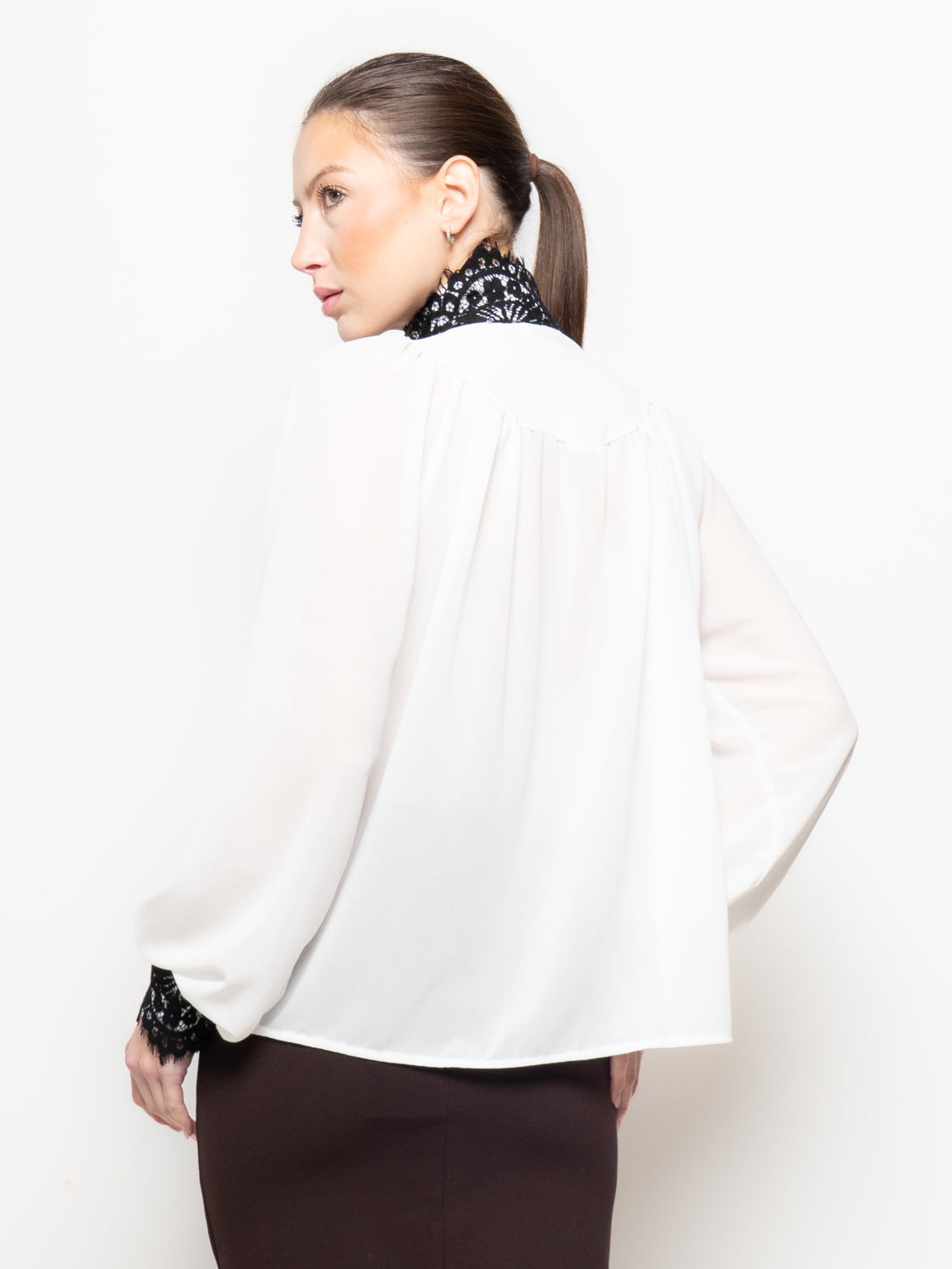 Camicia con pizzo a contrasto