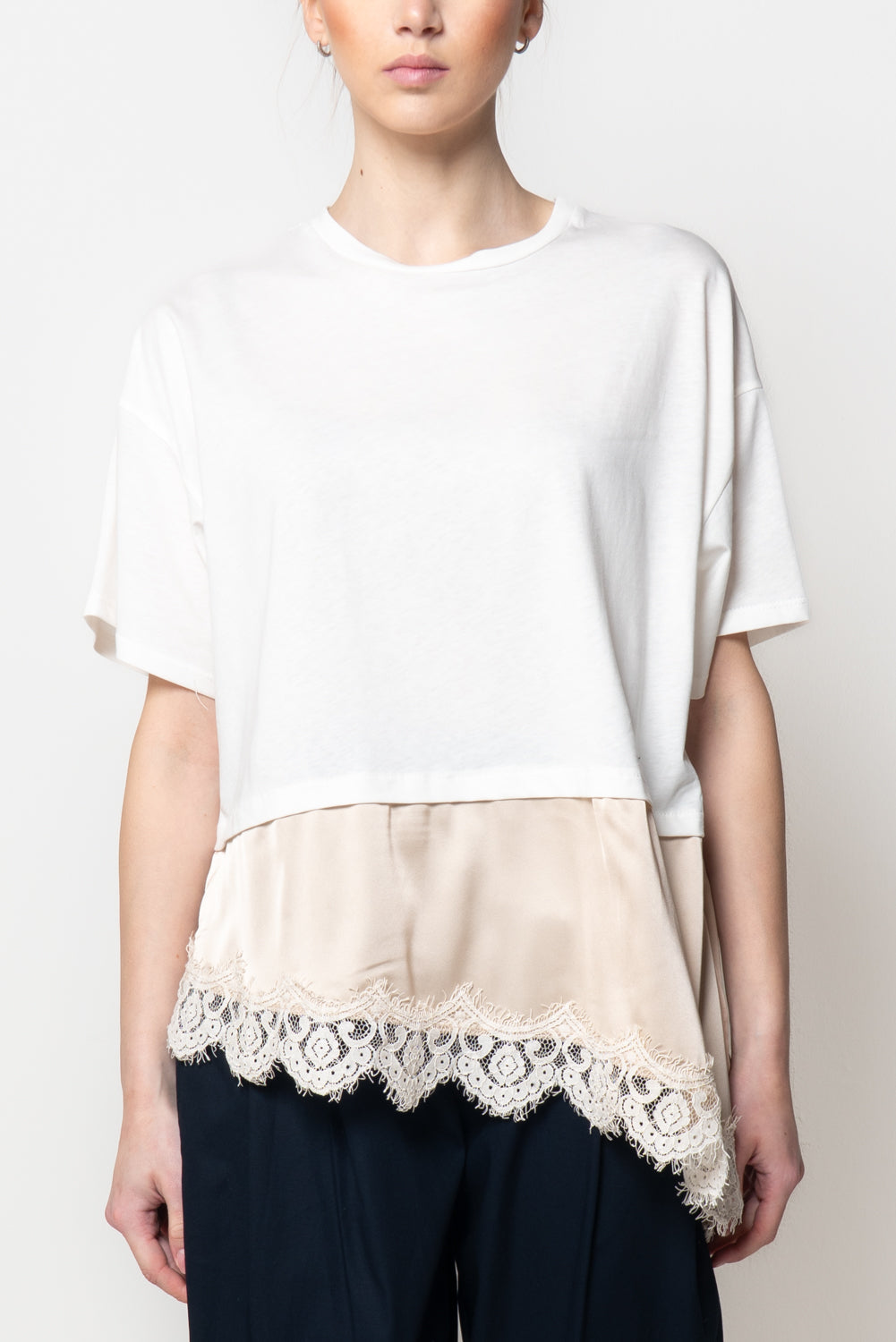 T-shirt con Fondo in Pizzo e Satin