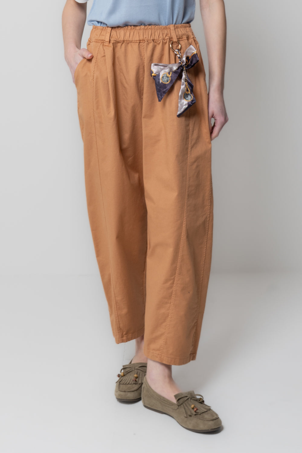 Pantalone a Carota con Foulard