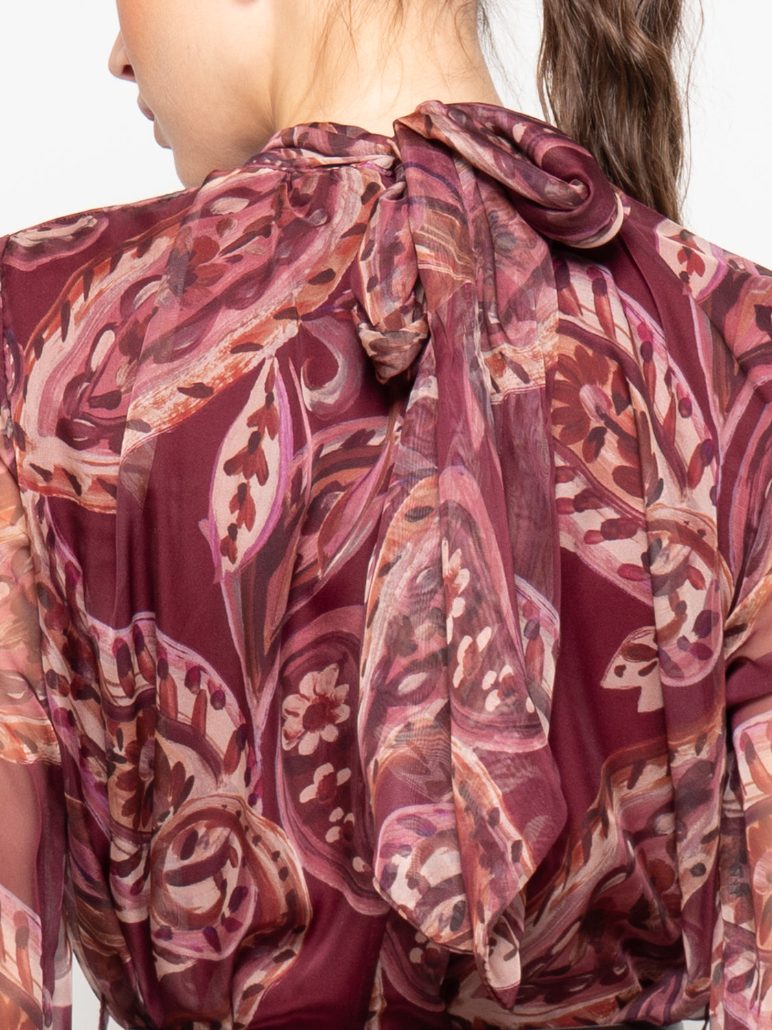 Abito lungo fantasia foulard bordeaux con fiocco
