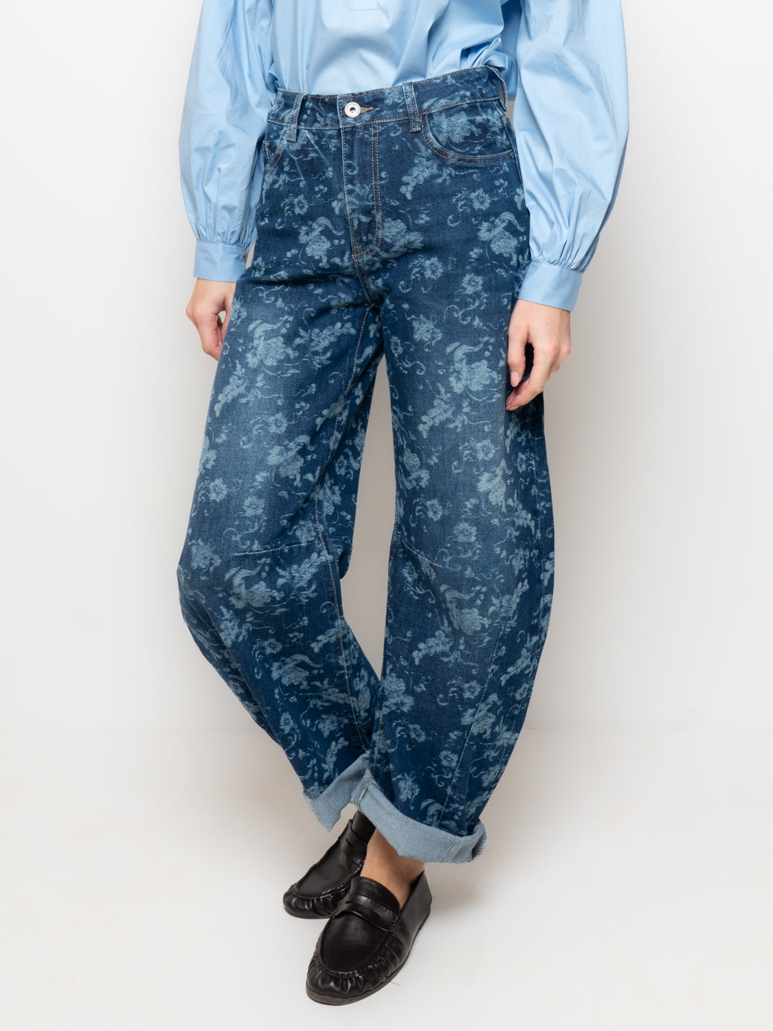 Jeans ampio con stampa floreale