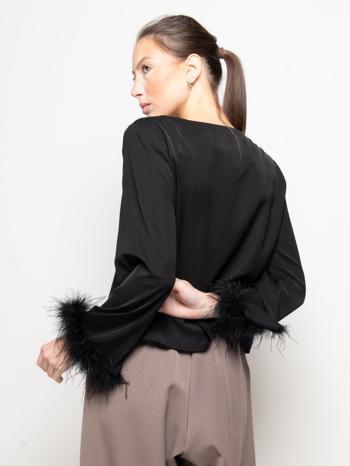 Blusa con polsini in piuma