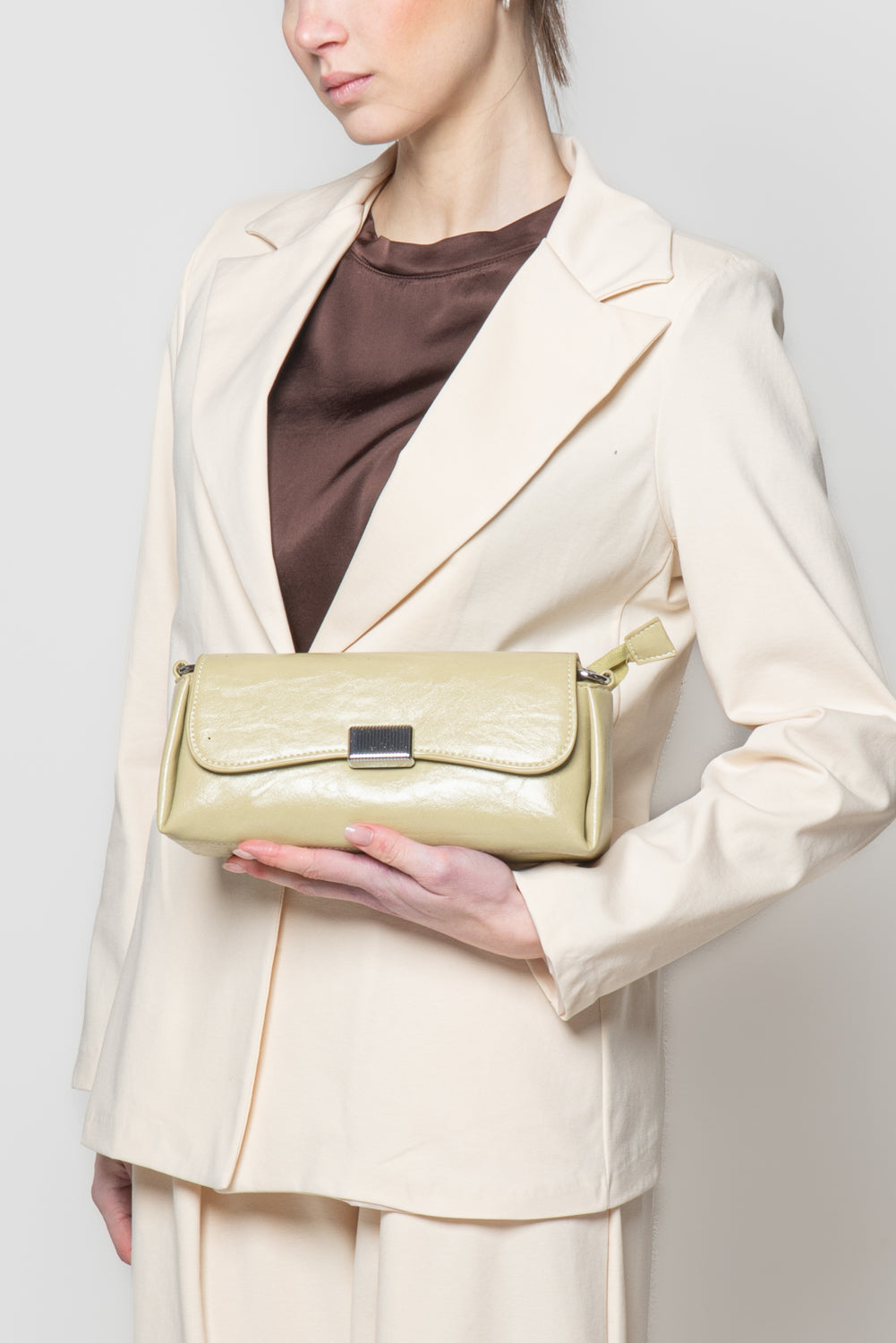 Pochette con chiusura stondata