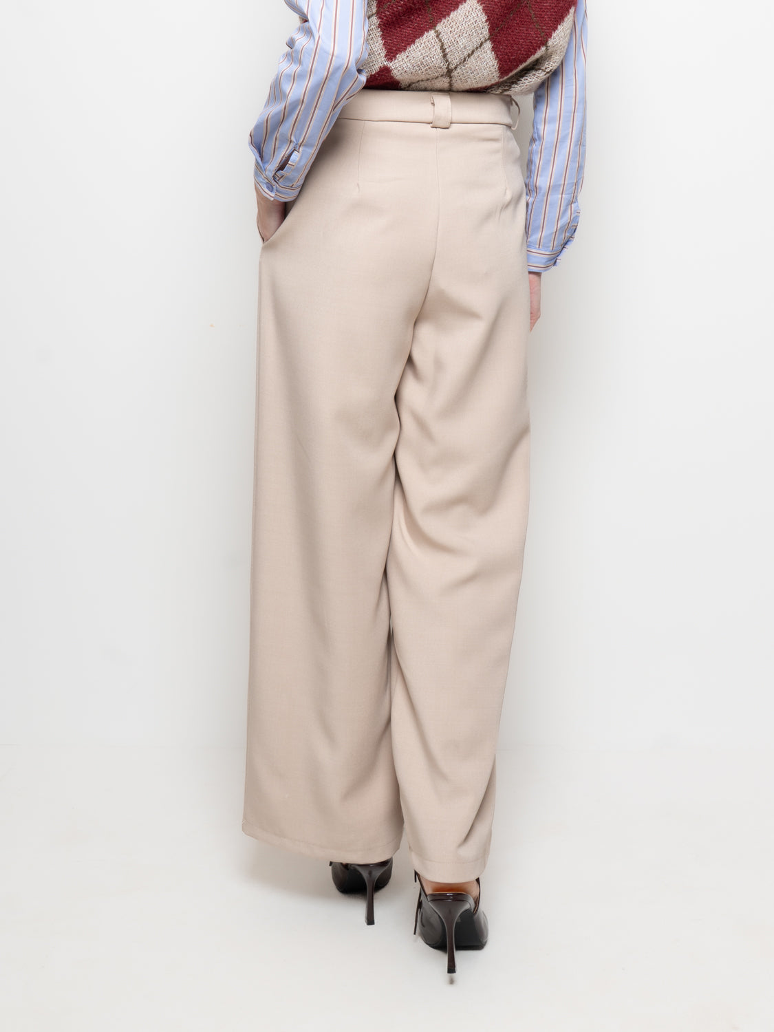 Pantalone con pences e cucitura frontale