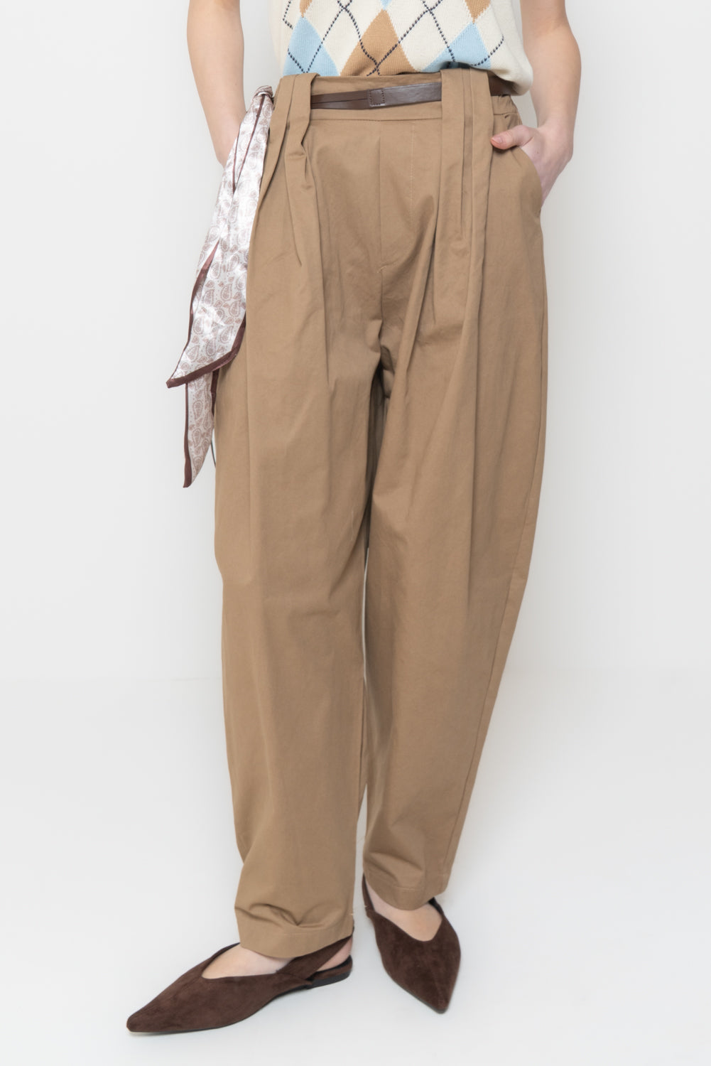 Pantaloni a Carota con Cintura e Foulard