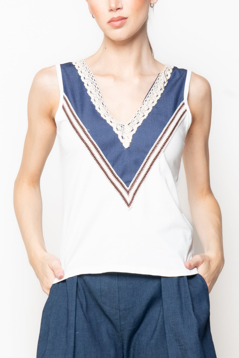 Top con Scollo a V e Inserti Macramè