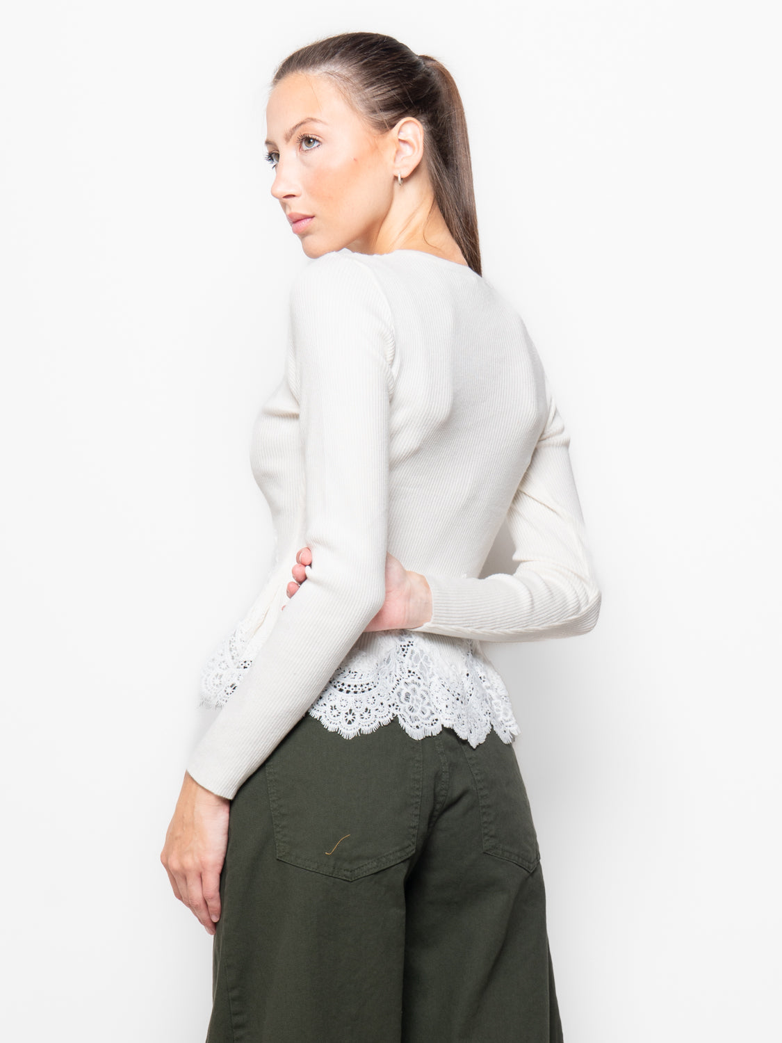 Maglia a costine con balza in pizzo