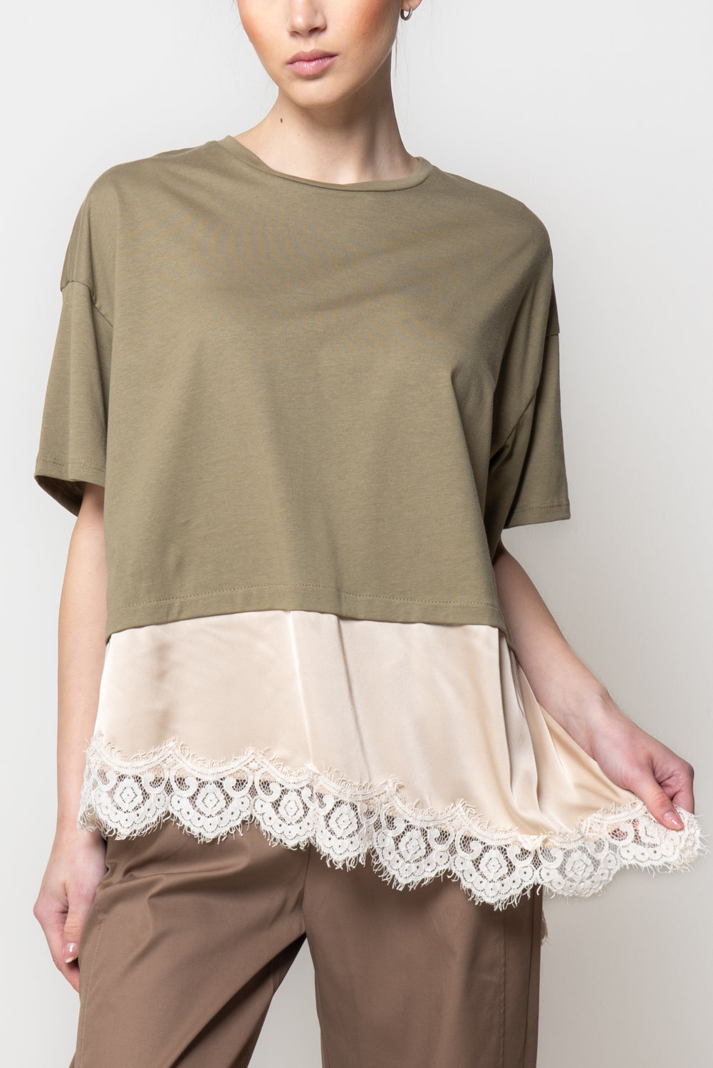 T-shirt con Fondo in Pizzo e Satin
