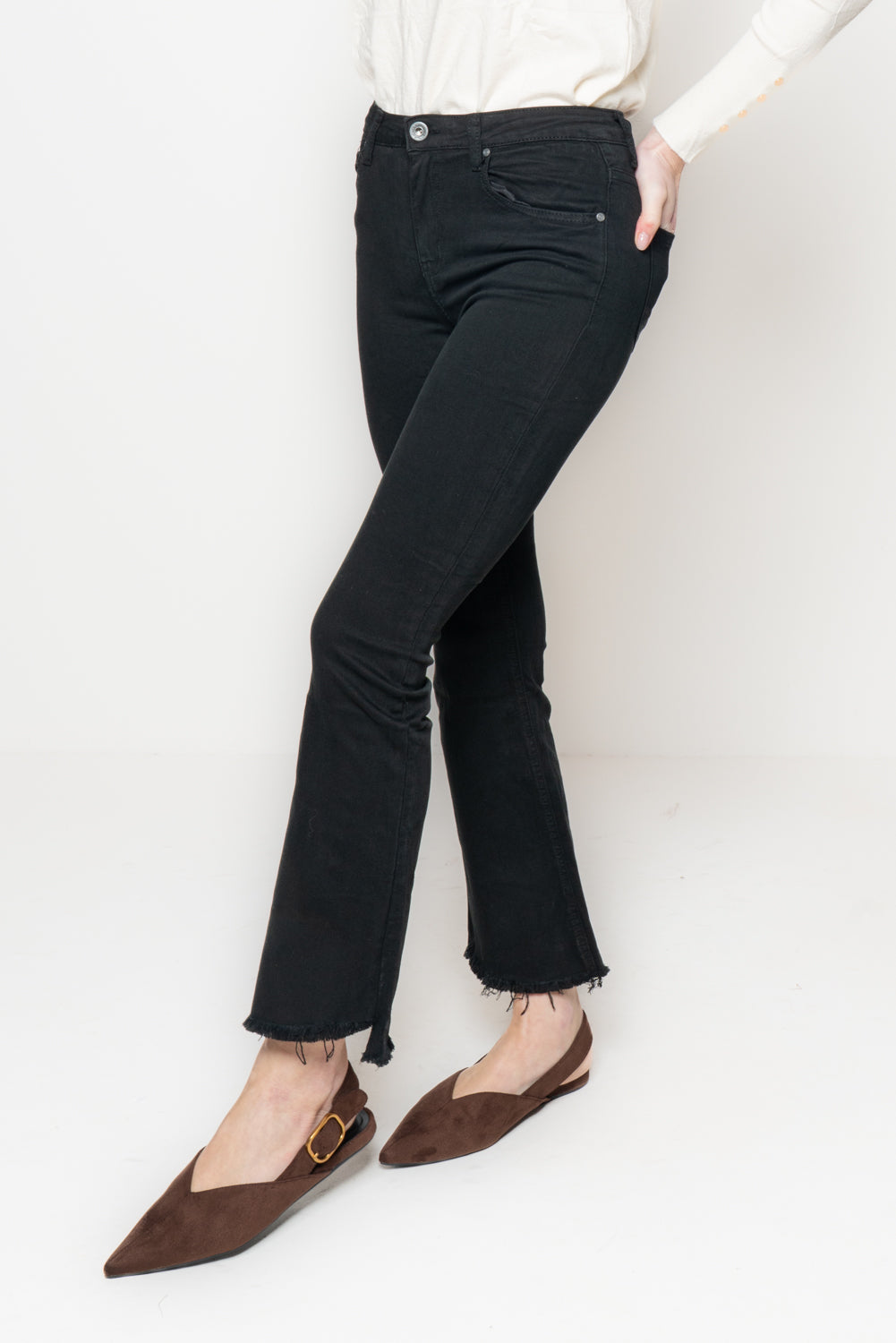 Pantalone flair crop sfrangiato