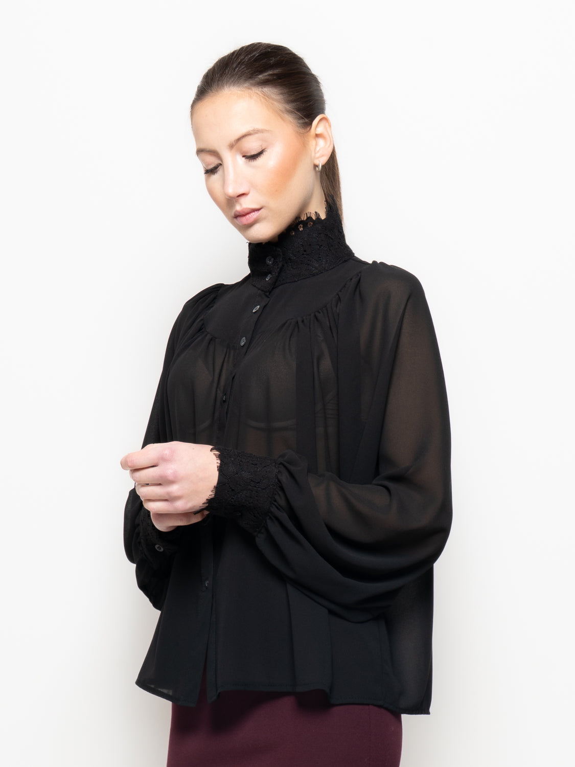Camicia con pizzo a contrasto