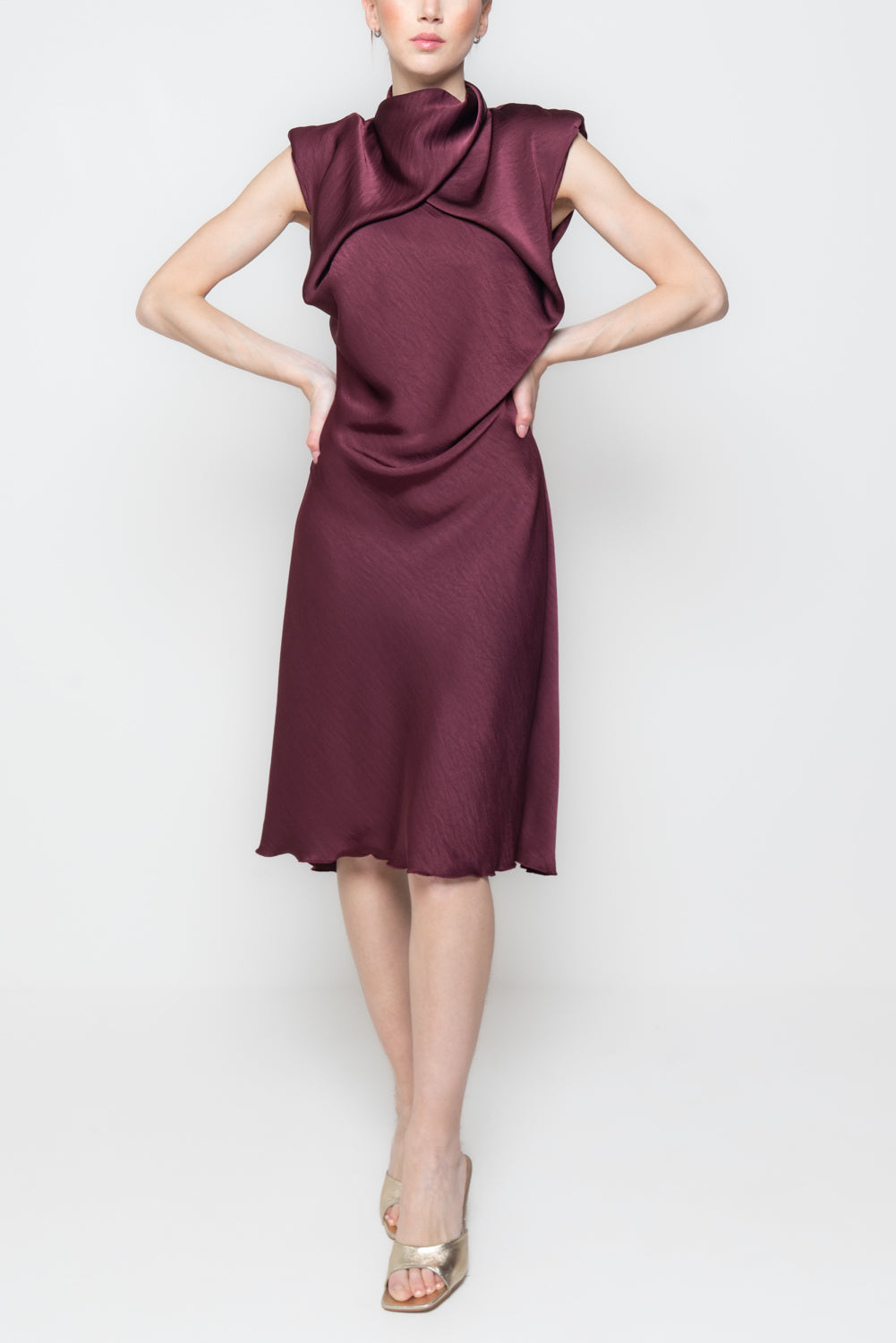 Abito Satin con Collo a Cappuccio