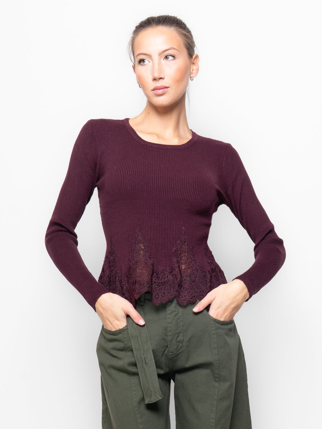 Maglia a costine con balza in pizzo
