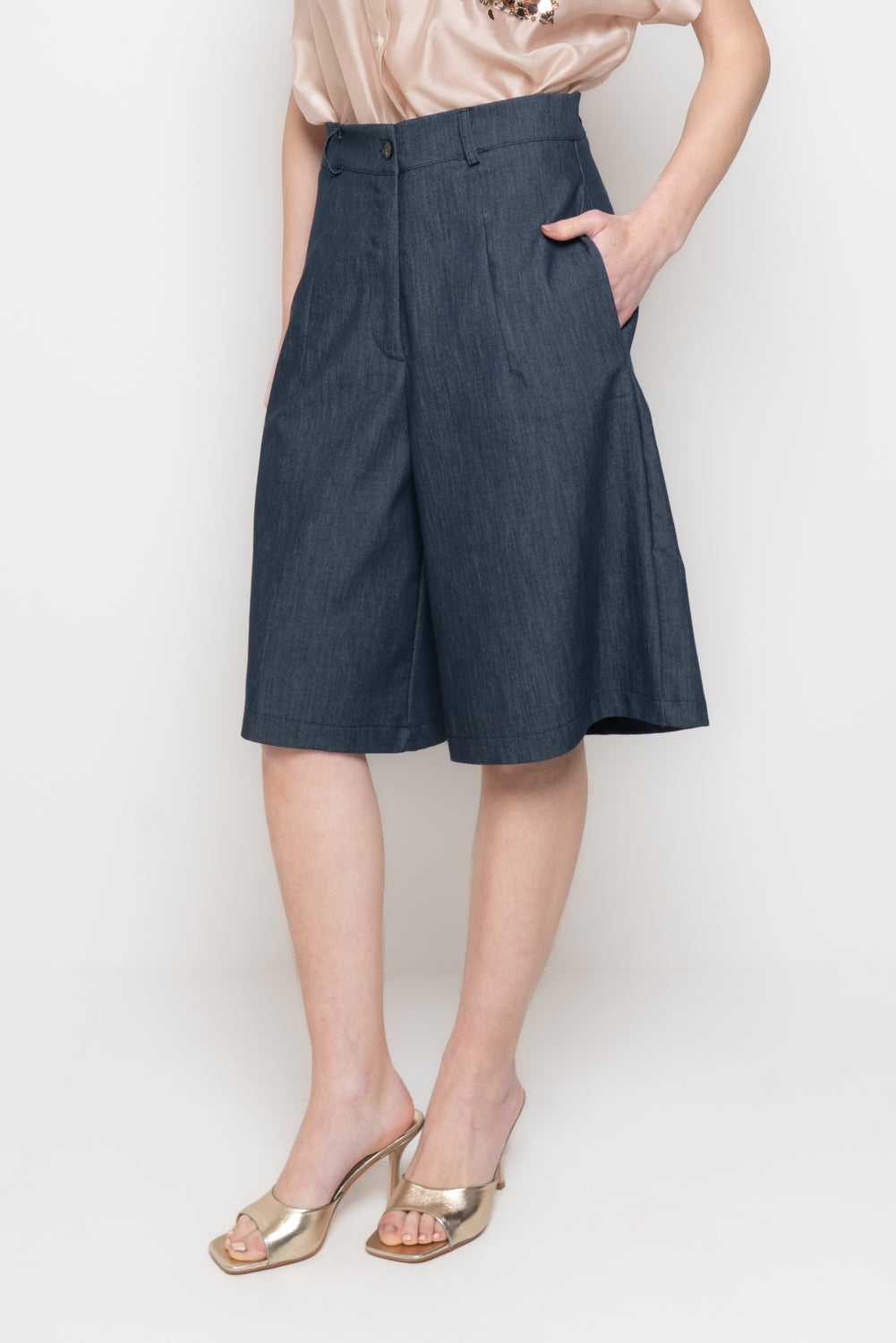 Bermuda in denim con Pences