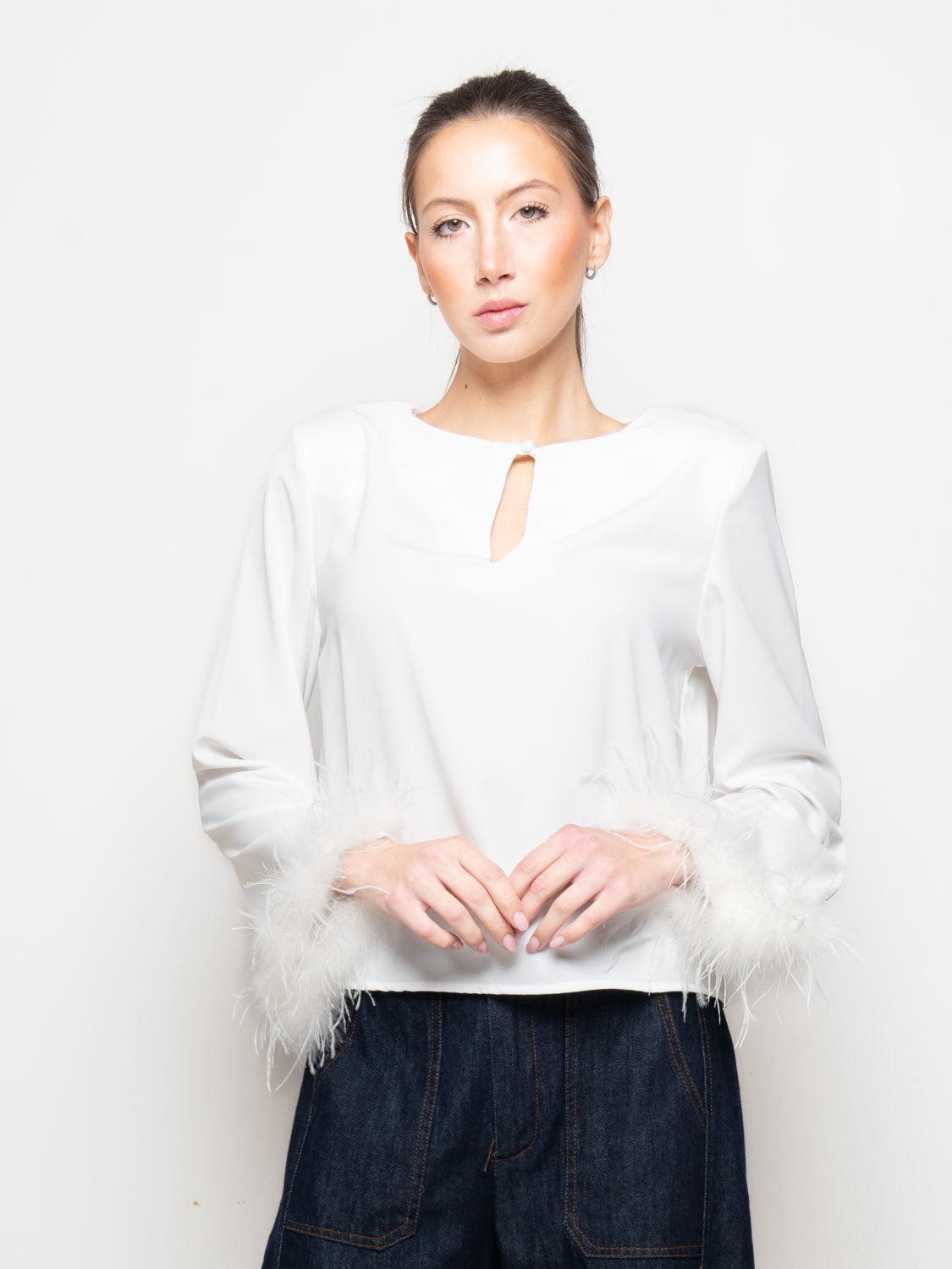 Blusa con polsini in piuma