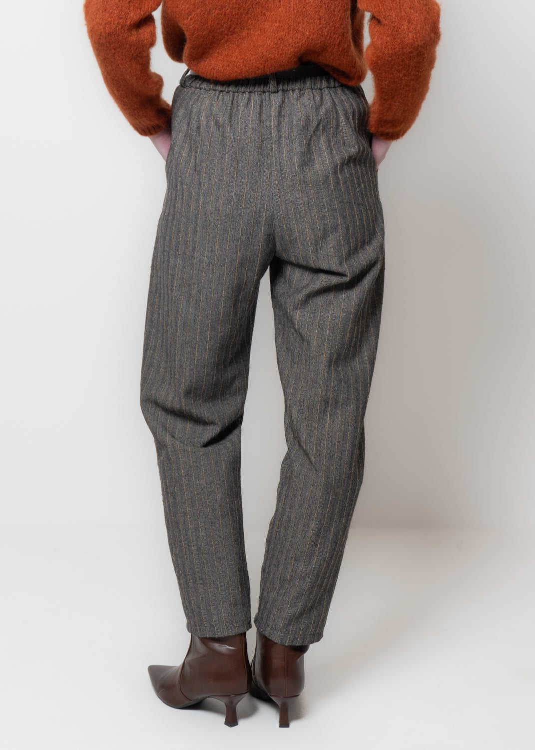 Pantalone gessato con cintura in vita