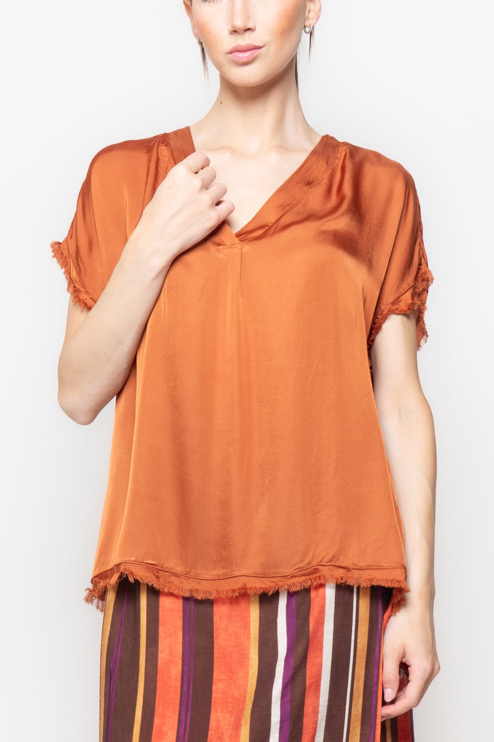 Top in satin scollo a V