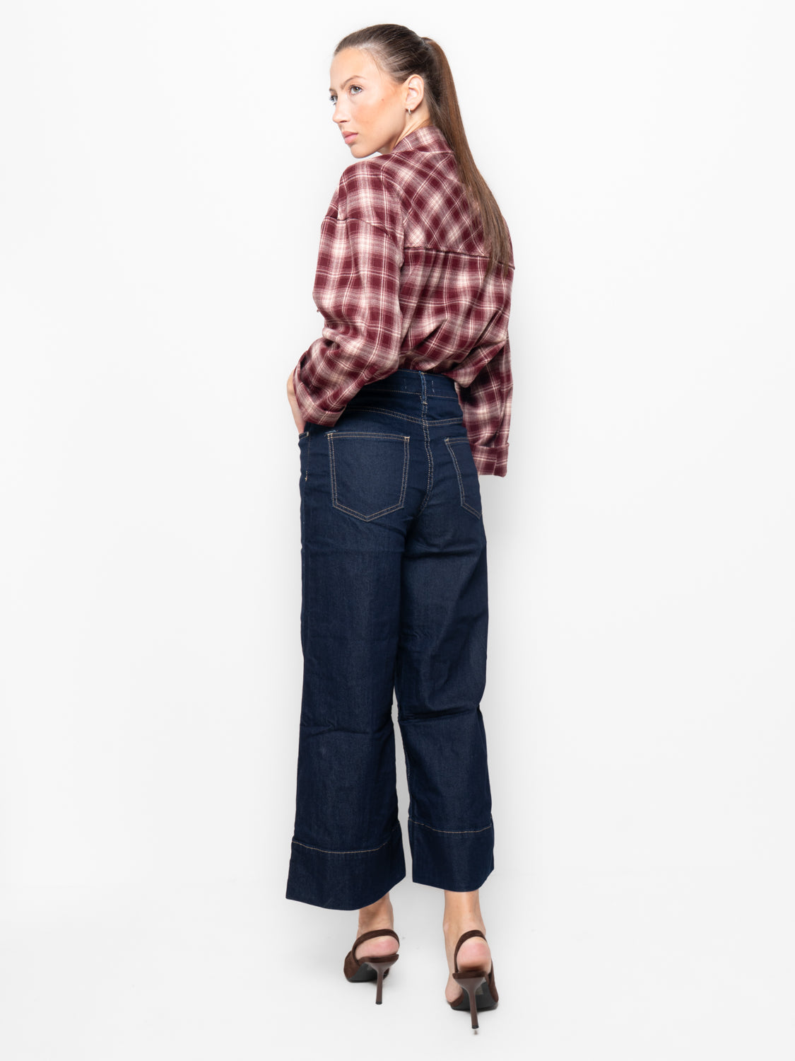 Jeans culotte in denim scuro con cuciture a contrasto
