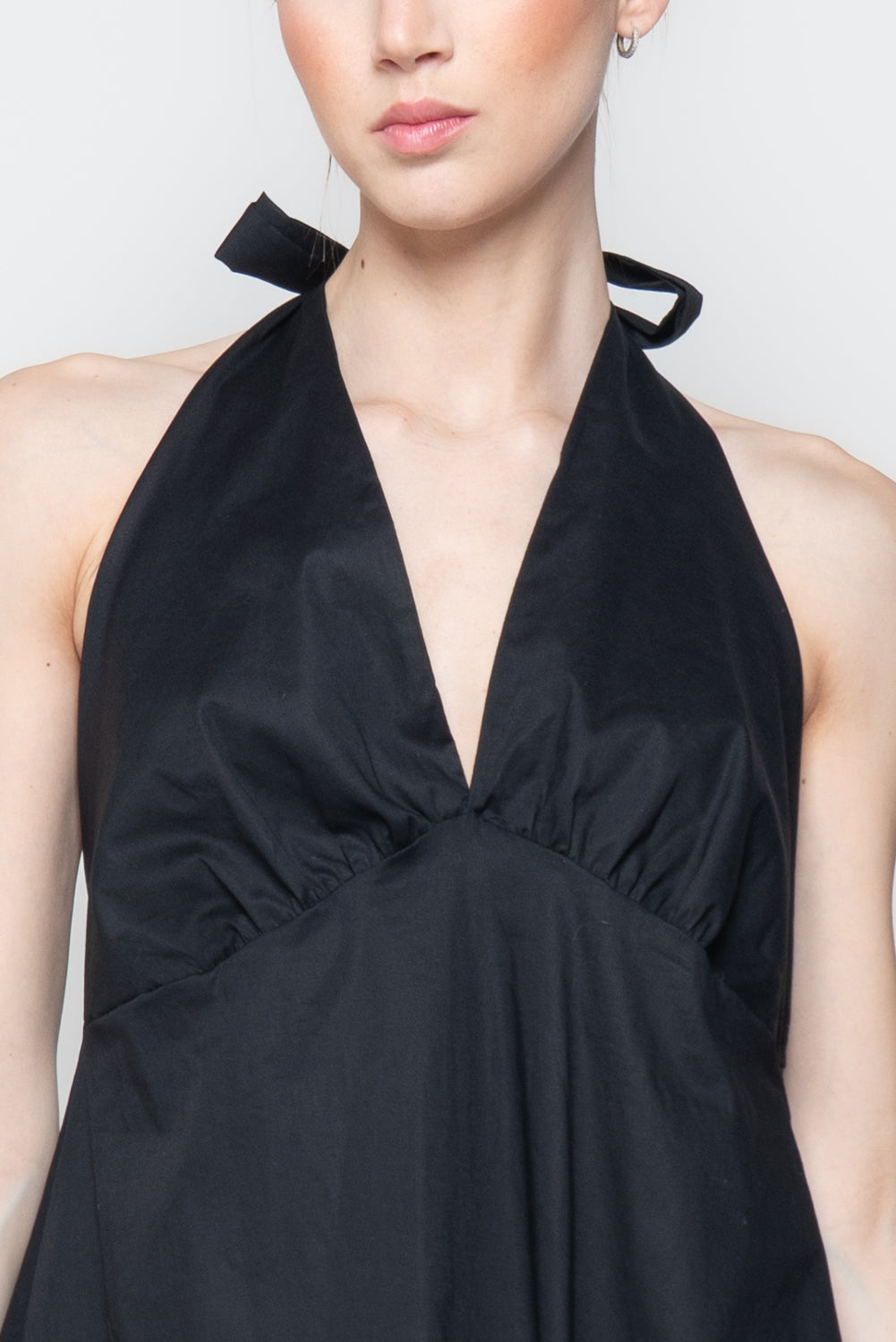 Abito Satin con Scollo Profondo e Fiocco