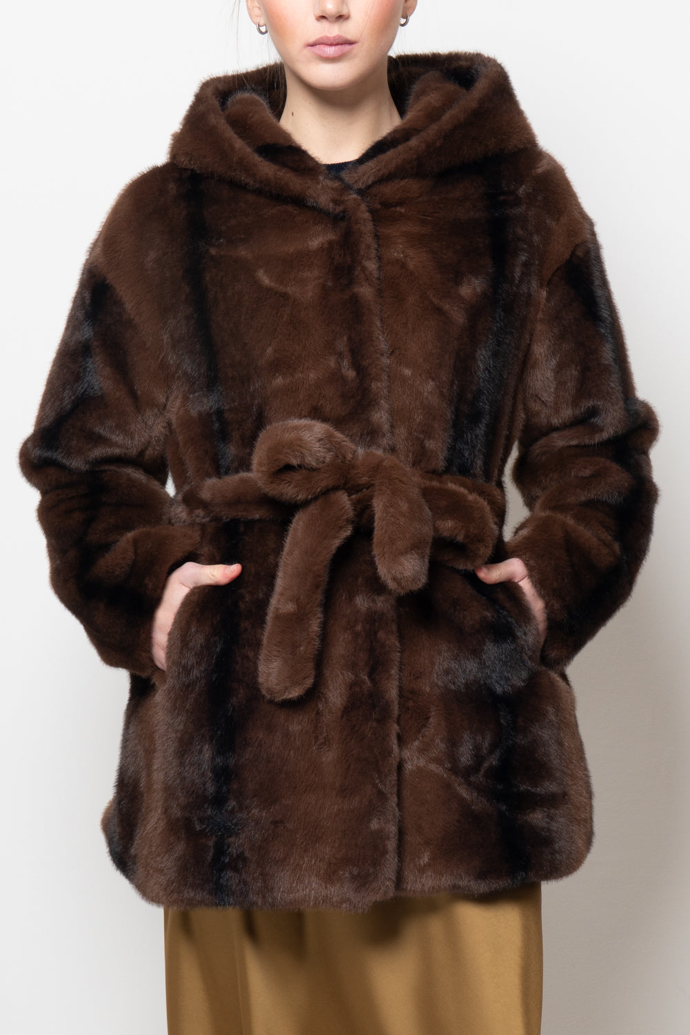 Ecopelliccia con cappuccio e fusciacca