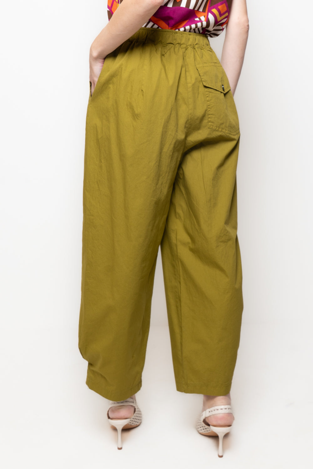 Pantalone barrel con maxi tasca