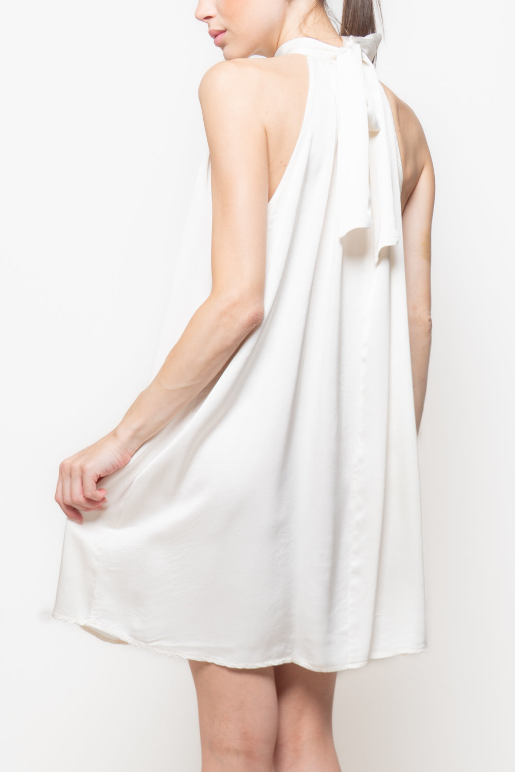 Abito in Satin con Scollo all'Americana corto